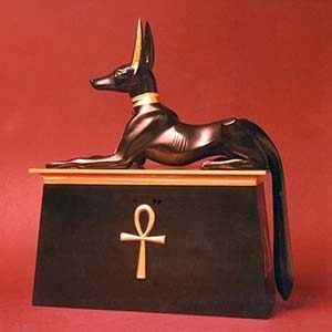 Statuette des Anubis als liegender Schakal auf einem Schrein