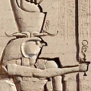 Relief des falkenköpfigen Horus an einer ägyptischen Tempelwand