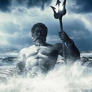 Statue des Poseidon mit Dreizack in der Brandung