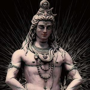 Shiva-Statue mit Mondsichel im Haar und Kobra um den Hals