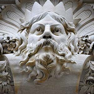 Steinernes Gesicht des Zeus mit Bart und Krone